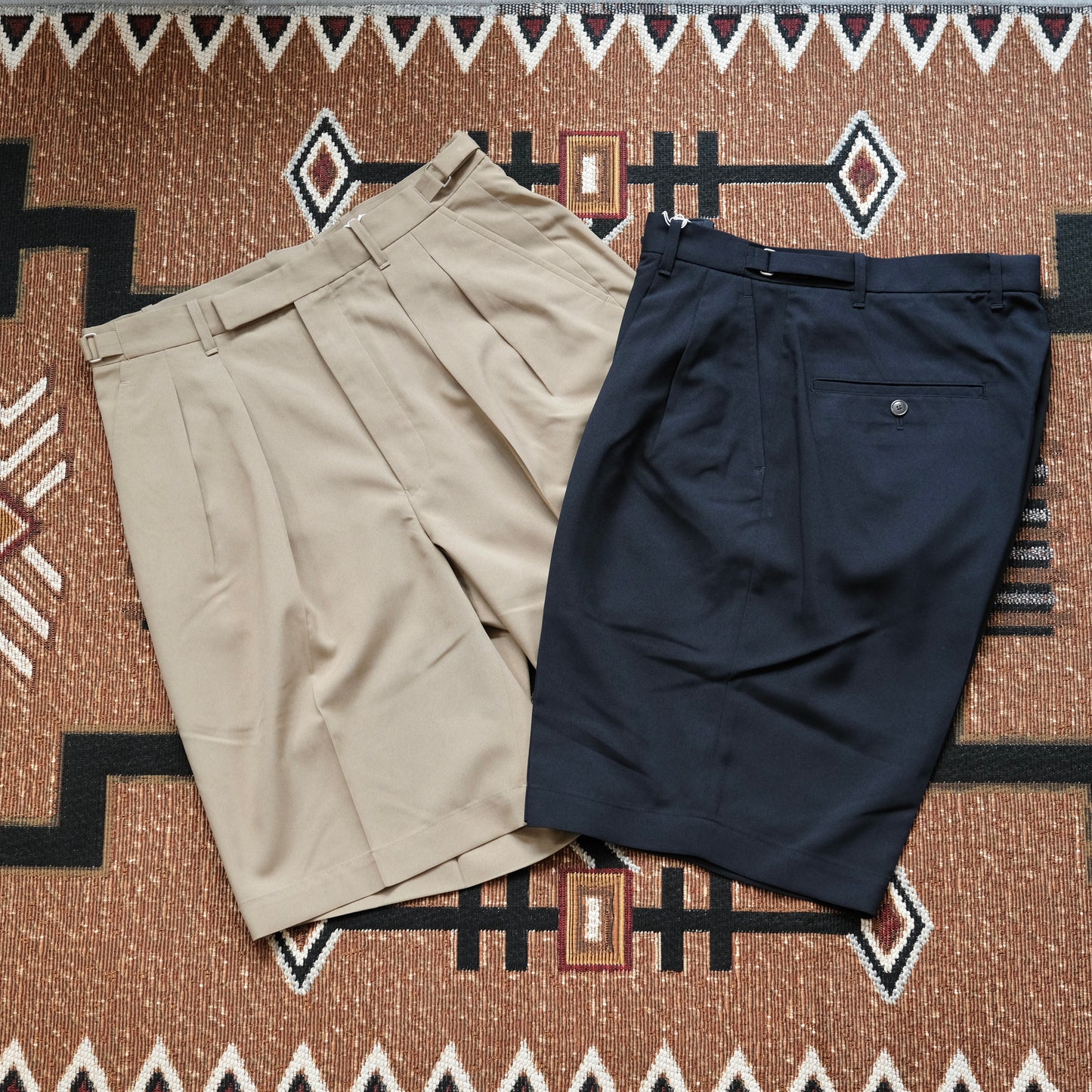 HAND ROOM 2 Tuck Dress Short Pants