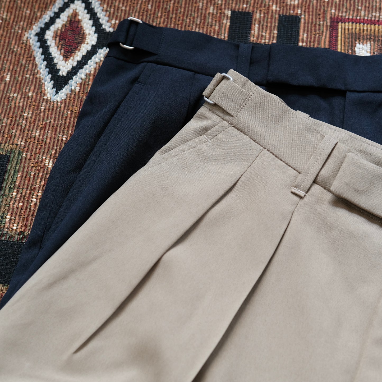HAND ROOM 2 Tuck Dress Short Pants
