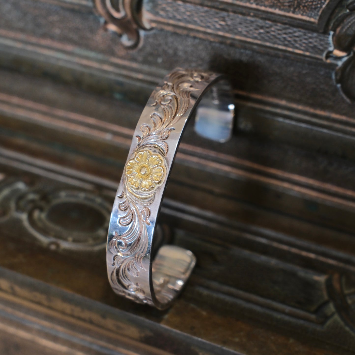 Dear Blossom Arabesque Bangle with K18 Gold Flower (12mm) (B-020)