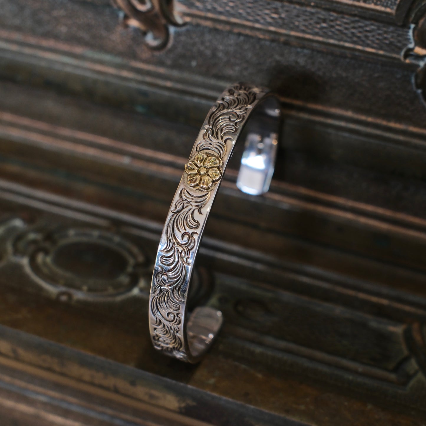 Dear Blossom Naja Arabesque Bangle with K18 Gold Flower (8mm) (B-085)