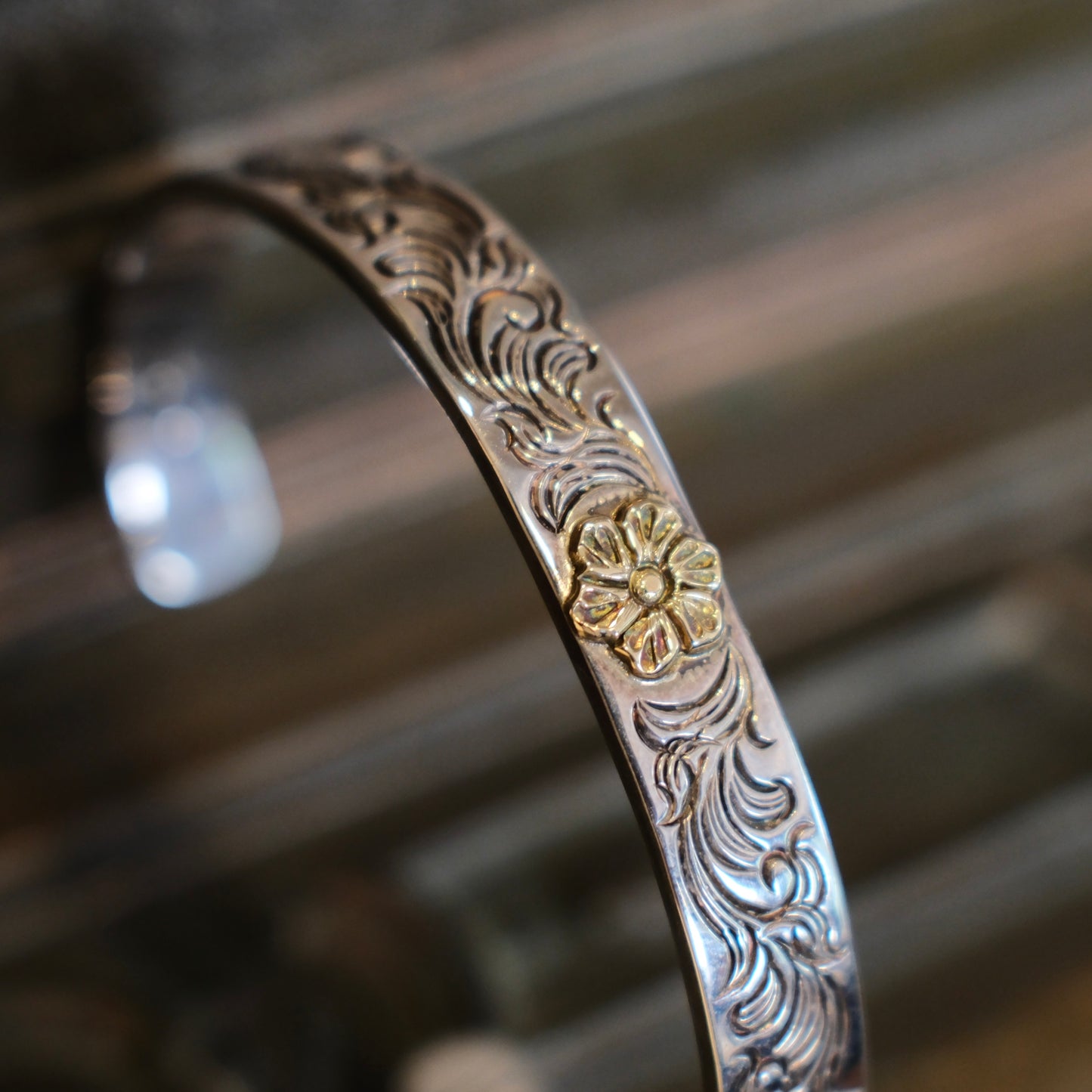 Dear Blossom Naja Arabesque Bangle with K18 Gold Flower (8mm) (B-085)