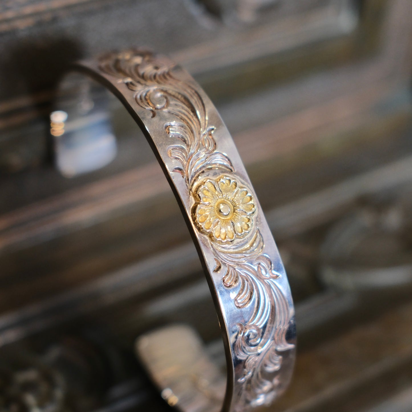 Dear Blossom Arabesque Bangle with K18 Gold Flower (12mm) (B-020)