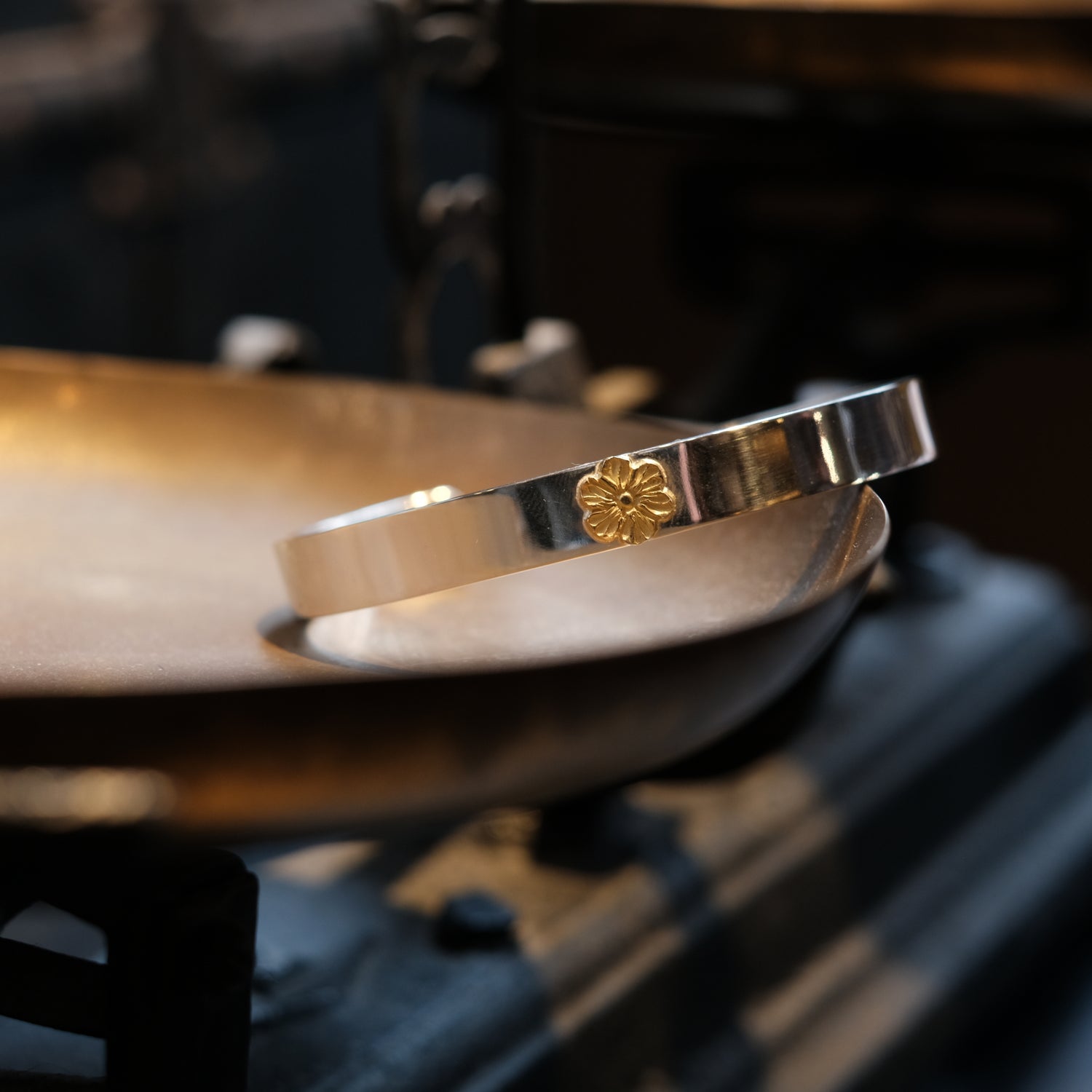 Dear Blossom Silver Bangle with K18 Gold Flower (B-082)
