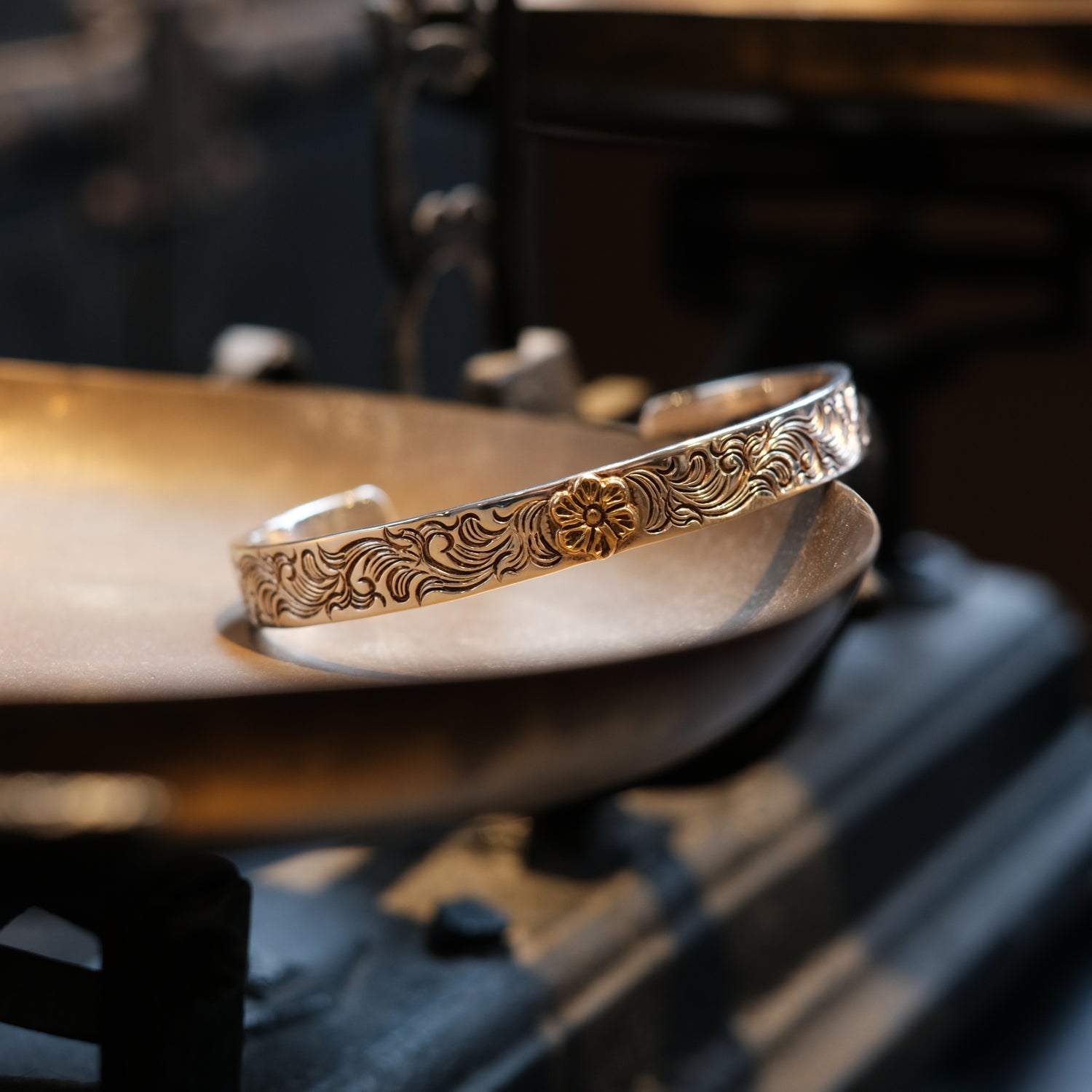 Dear Blossom Naja Arabesque Bangle with K18 Gold Flower (8mm) (B-085)