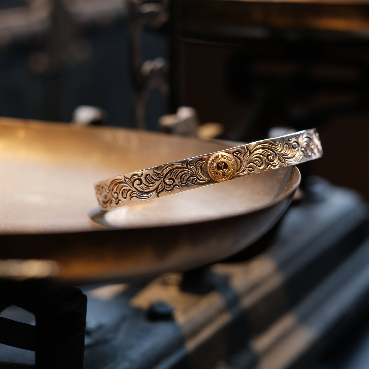Dear Blossom Arabesque Bangle with K18 Gold Naja Eagle (B-086)