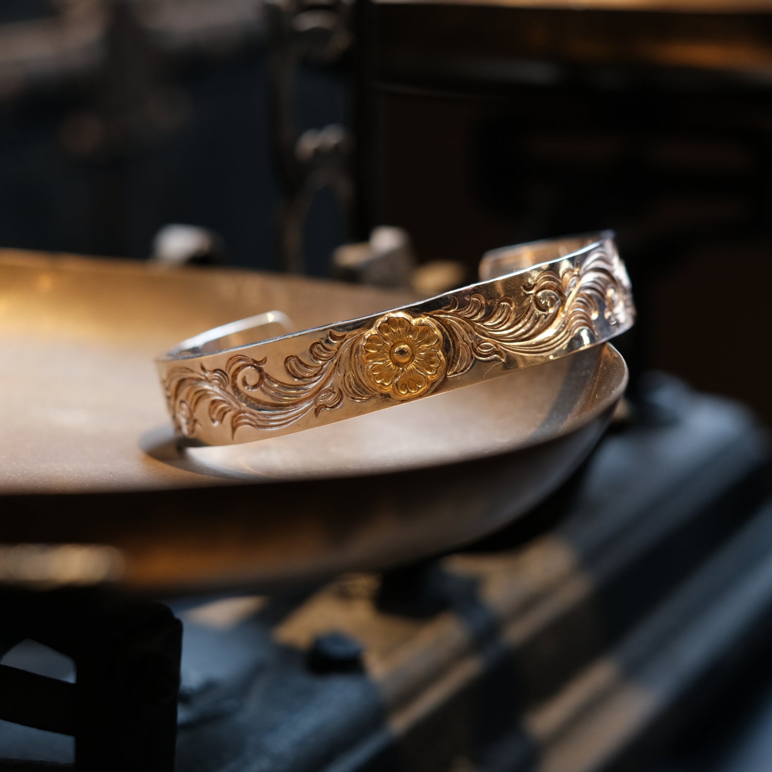 Dear Blossom Arabesque Bangle with K18 Gold Flower (12mm) (B-020)