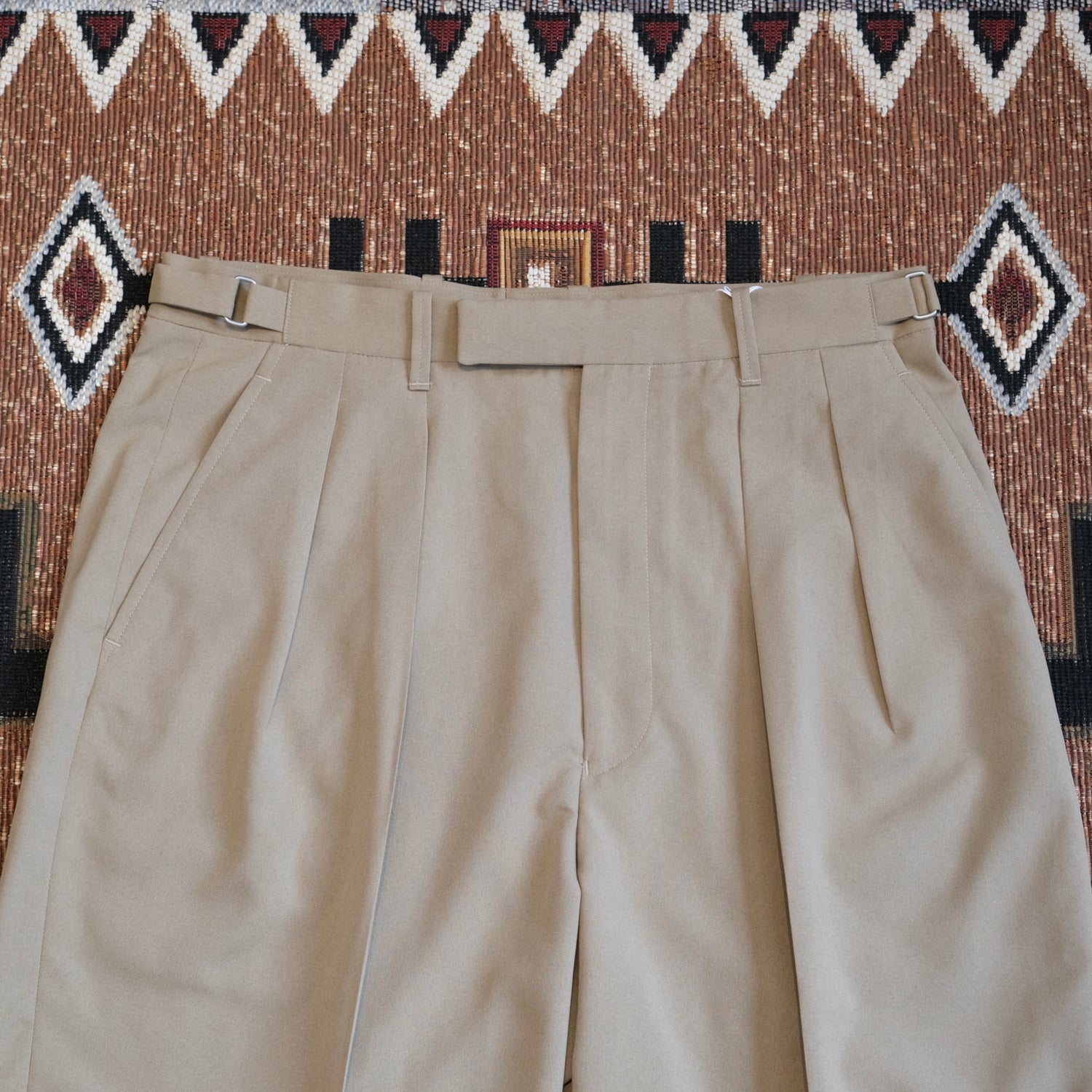 HAND ROOM 2 Tuck Dress Short Pants