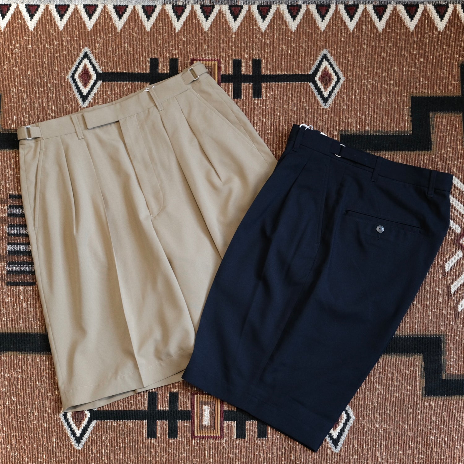 HAND ROOM 2 Tuck Dress Short Pants