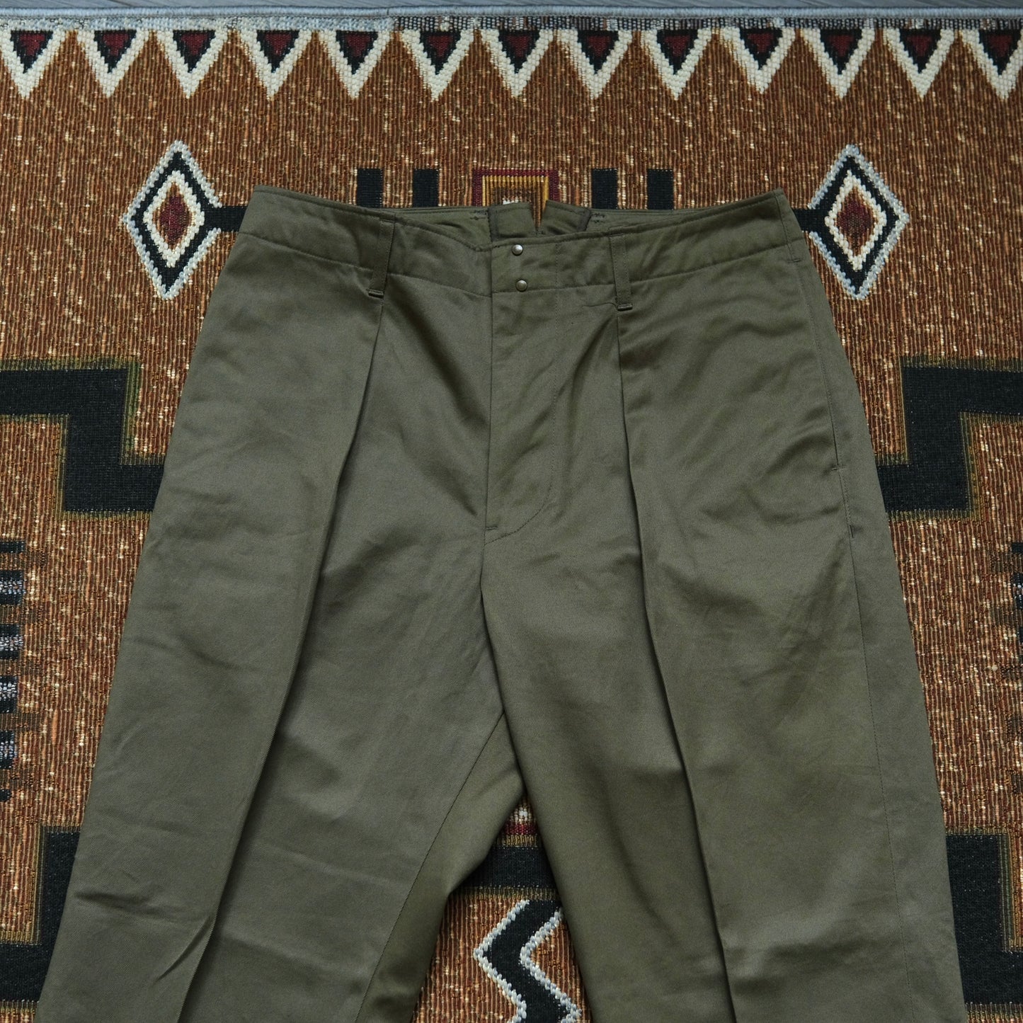 HAND ROOM Intuck Chino Trousers