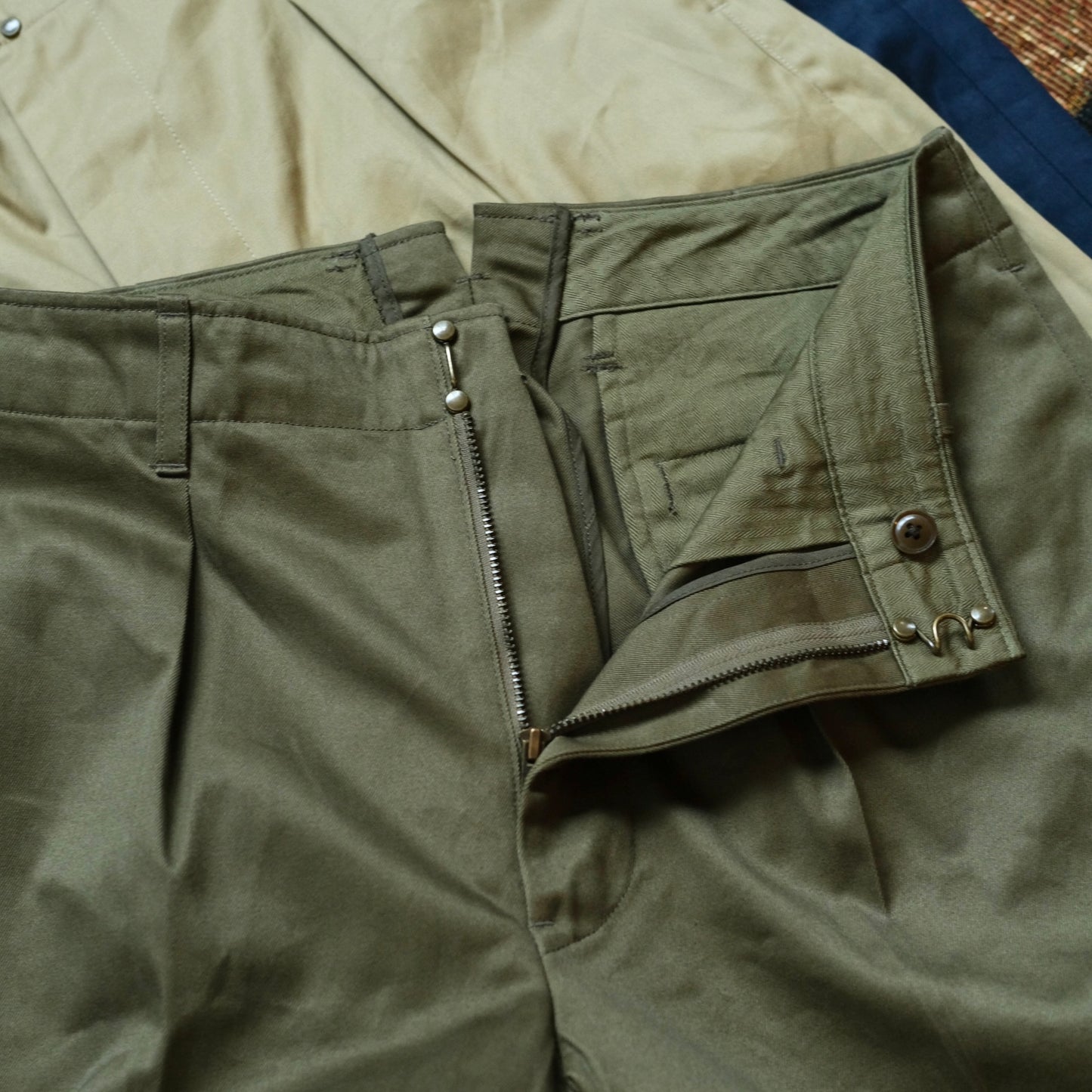 HAND ROOM Intuck Chino Trousers