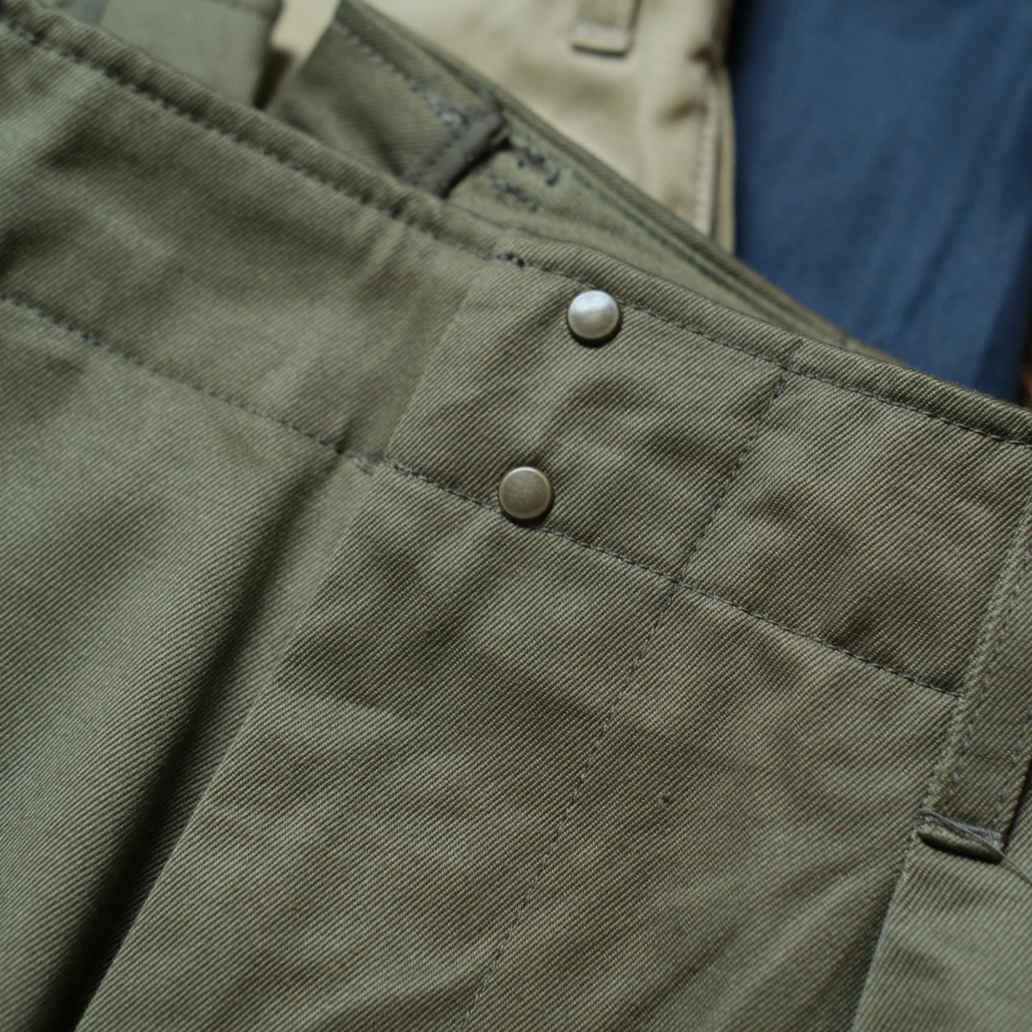 HAND ROOM Intuck Chino Trousers